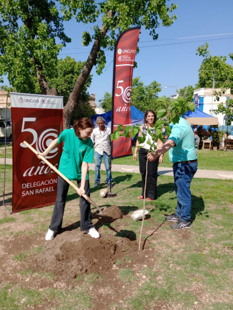 imagen La Sede San Rafael plantó árboles en conmemoración por el 50° aniversario