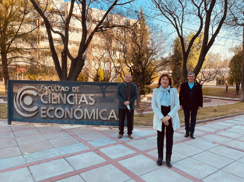 imagen Pedro Tarak, Cofundador de Sistema B, visitó a la Facultad de Ciencias Económicas para continuar con el trabajo articulado en materia de triple impacto