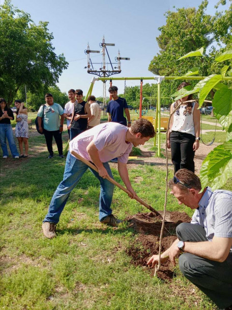 imagen La Sede San Rafael plantó árboles en conmemoración por el 50° aniversario