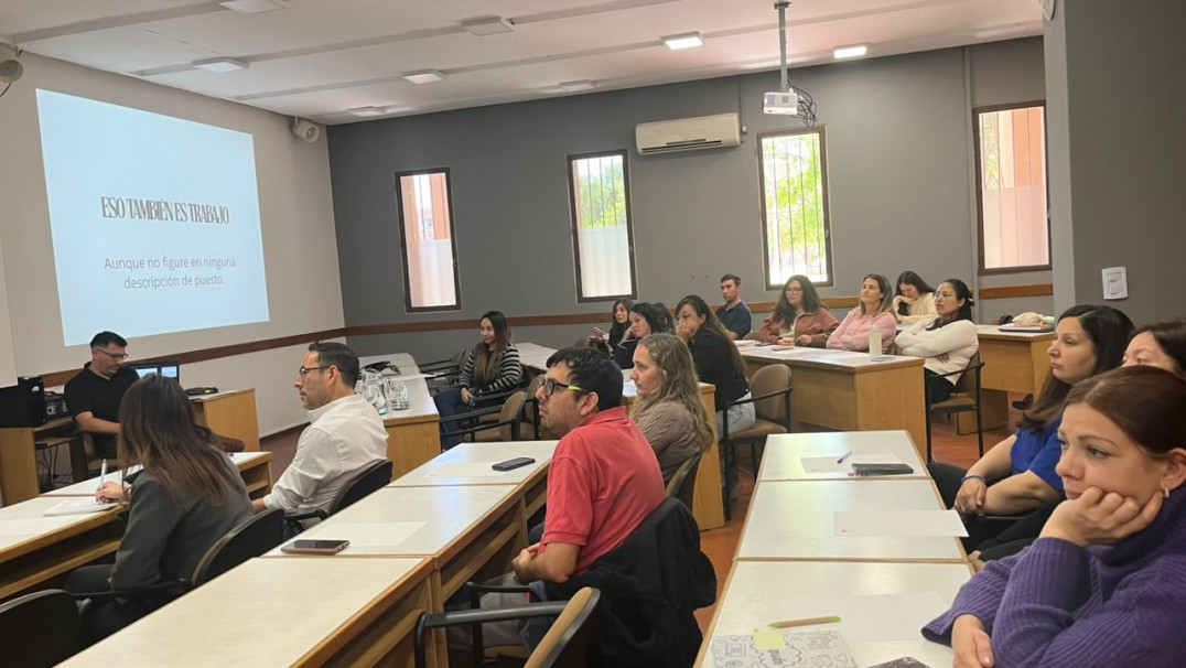 imagen El personal de la facultad participó de la capacitación "El valor de lo que no se ve"