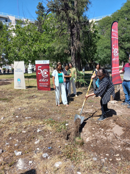 imagen La Delegación San Rafael plantó los árboles N° 24 y 25