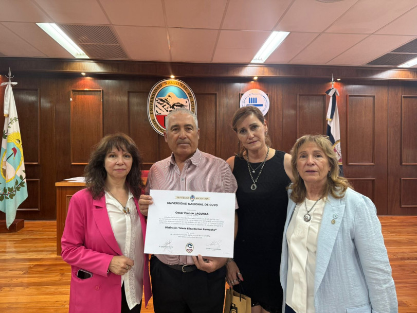 imagen Estudiantes y egresados de nuestra Facultad recibieron la distinción Norton Farmache