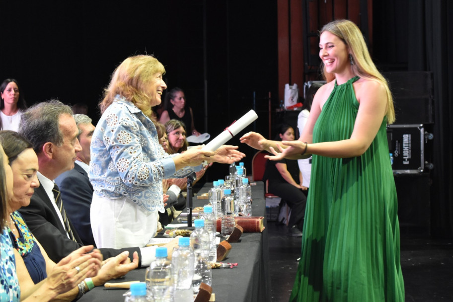imagen La Facultad celebró a sus nuevos graduados/as en el Acto de Juramento y Colación de Grado 2024-2025