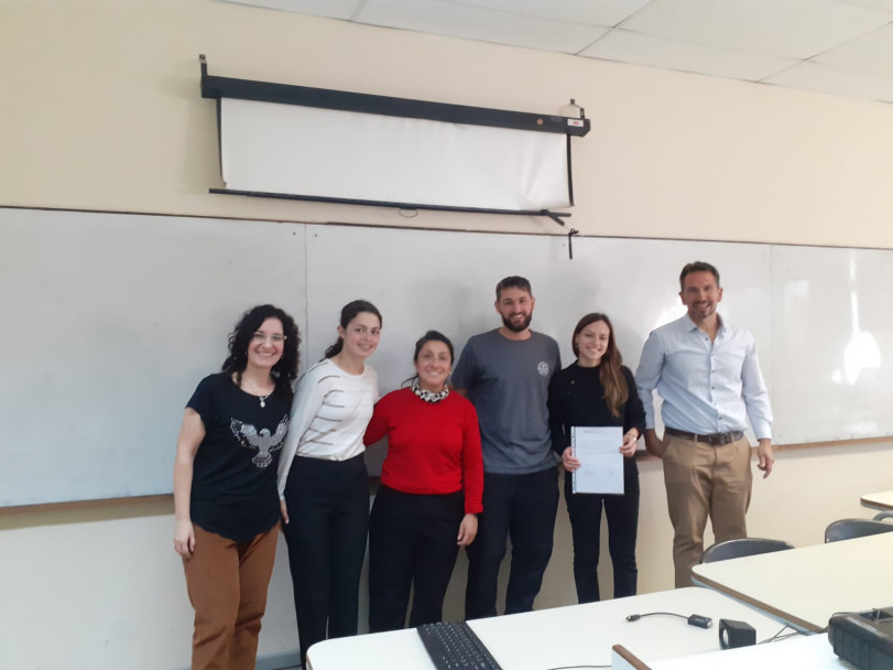 imagen Ailin Fernandez y Federico Bocci, dueños de la empresa Nández Alfajores Artesanales, junto a los docentes y autoridades de la Delegación 