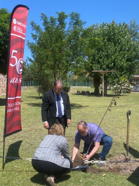 imagen La Sede San Rafael realizó una nueva plantación de árboles por el 50° aniversario