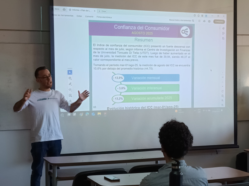 imagen Investigadores del Observatorio Económico Regional Urbano realizaron la exposición de sus informes