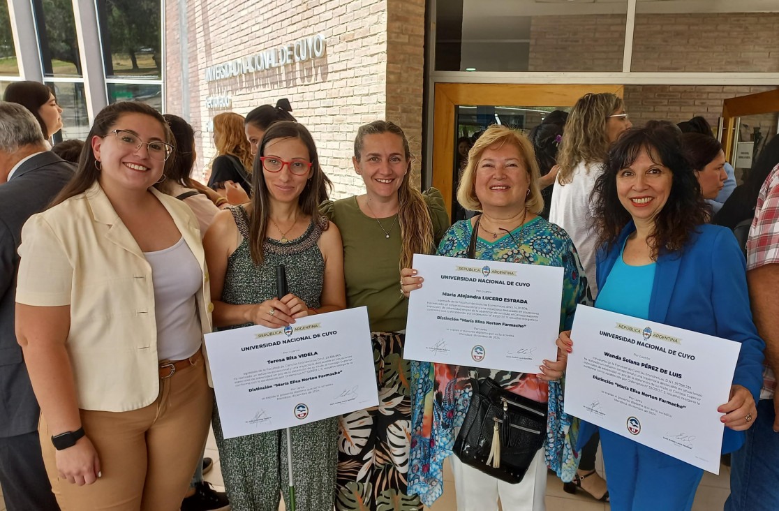 imagen Estudiantes de la Facultad de Ciencias Económicas recibieron la distinción "María Elisa Norton Farmache"