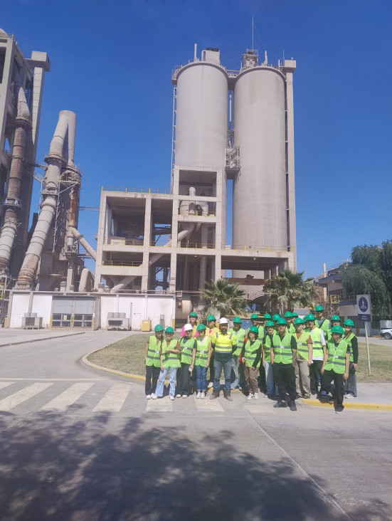 imagen Estudiantes de Logística visitaron Holcim 