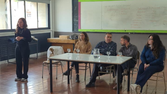 imagen La FCE participó del Panel de Profesionales en el Colegio Universitario Central
