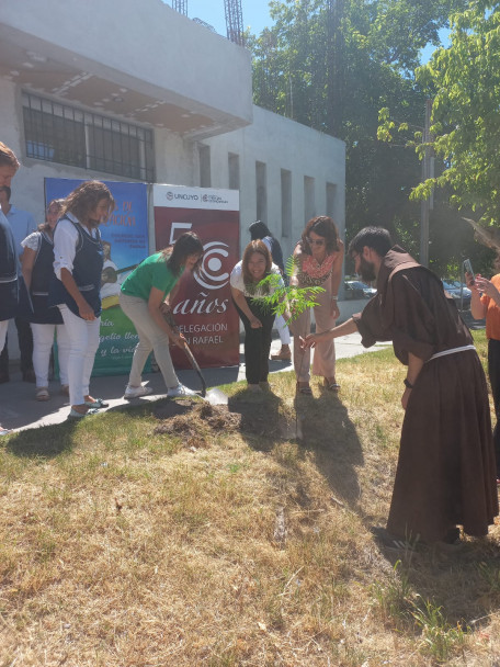 imagen El Colegio San Antonio de Padua y la Delegación San Rafael plantaron el árbol n° 23