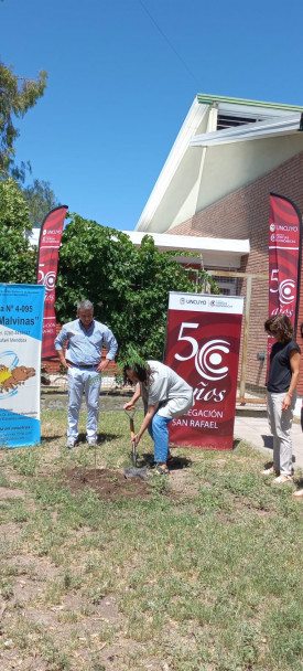 imagen Un nuevo árbol fue plantado por la Delegación de San Rafael