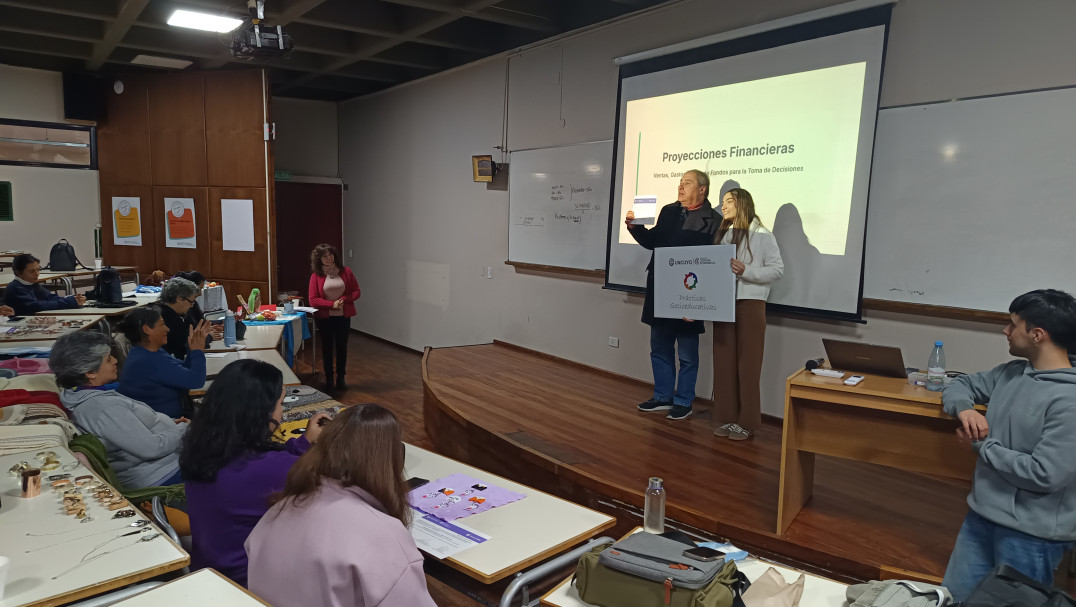 imagen Estudiantes de la Facultad realizaron capacitaciones para emprendedores del departamento de Guaymallén