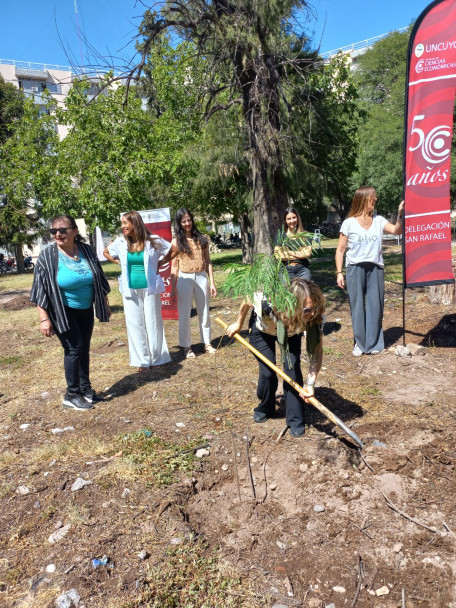 imagen La Delegación San Rafael plantó los árboles N° 24 y 25