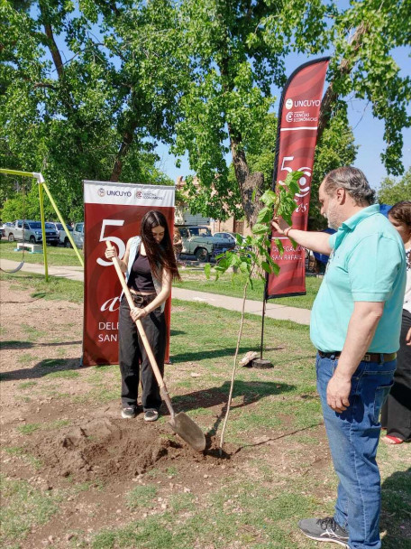 imagen La Sede San Rafael plantó árboles en conmemoración por el 50° aniversario