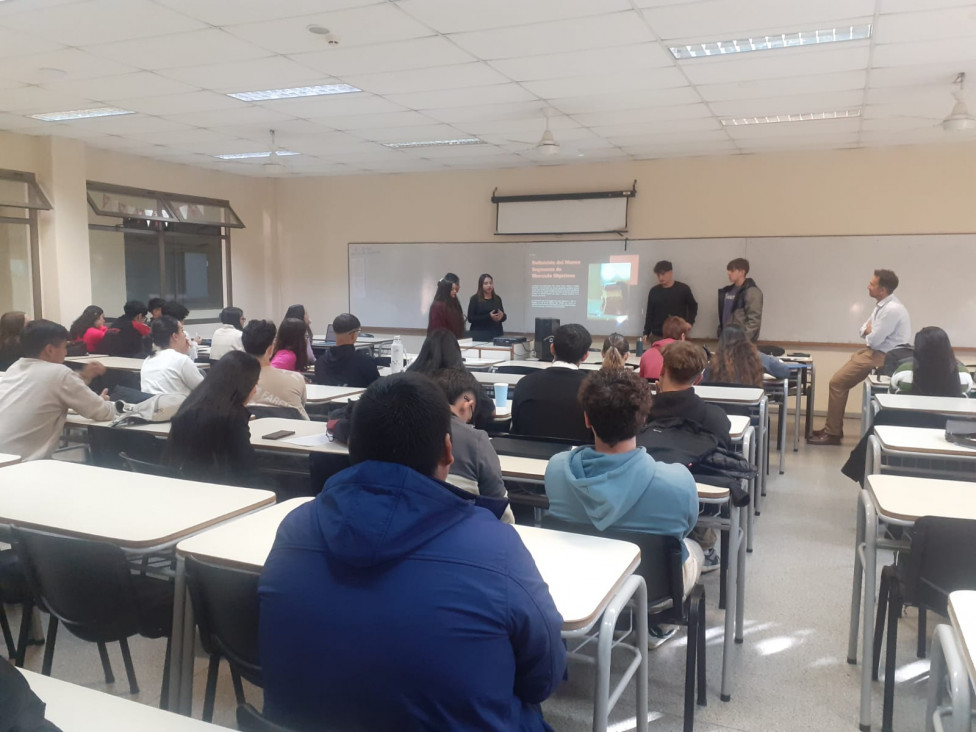 imagen Estudiantes de la Delegación San Rafael presentaron sus trabajos acompañados de los propietarios de Alfajores Nández