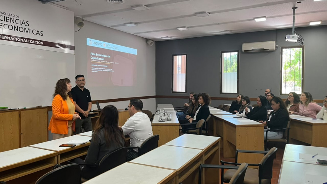 imagen El personal de la facultad participó de la capacitación "El valor de lo que no se ve"