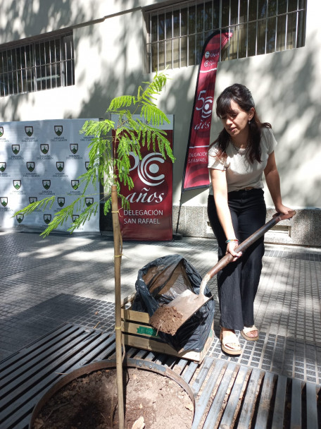 imagen Se plantó el árbol N°18 por parte de la Delegación de San Rafael