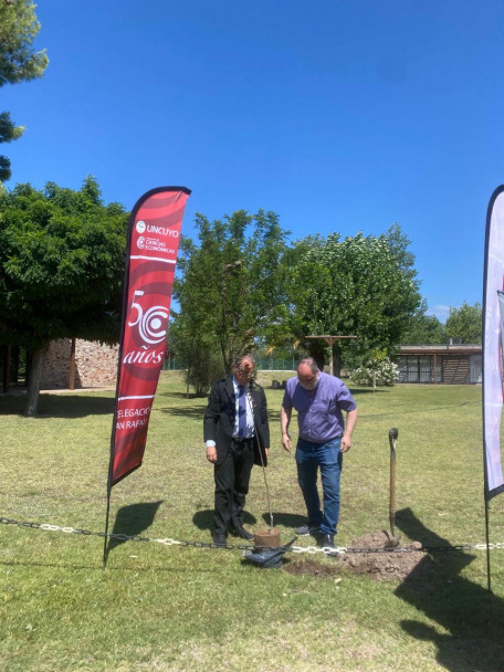 imagen La Sede San Rafael realizó una nueva plantación de árboles por el 50° aniversario