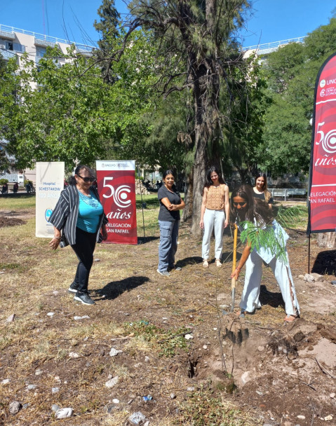 imagen La Delegación San Rafael plantó los árboles N° 24 y 25