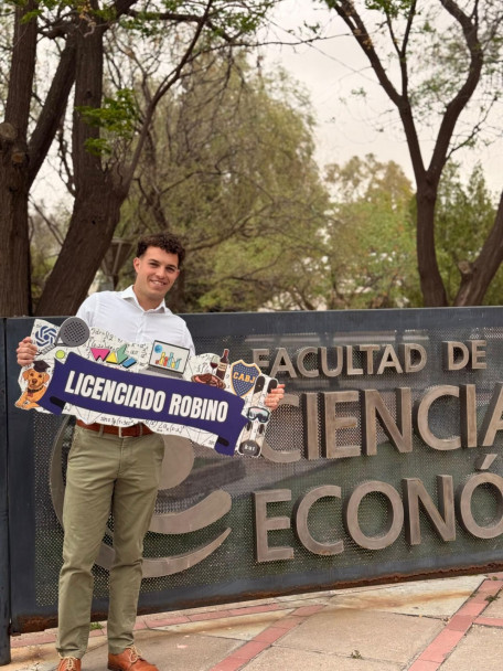 imagen La Facultad celebra a sus nuevos egresados/as