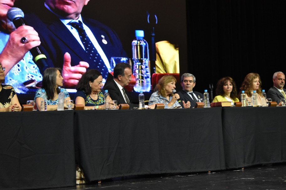 imagen La Facultad celebró a sus nuevos graduados/as en el Acto de Juramento y Colación de Grado 2024-2025