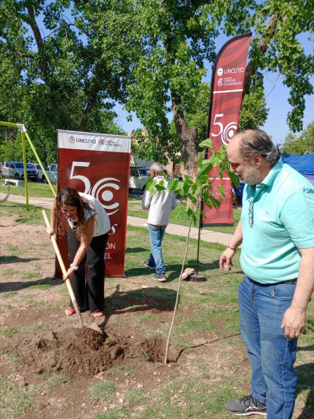 imagen La Sede San Rafael plantó árboles en conmemoración por el 50° aniversario