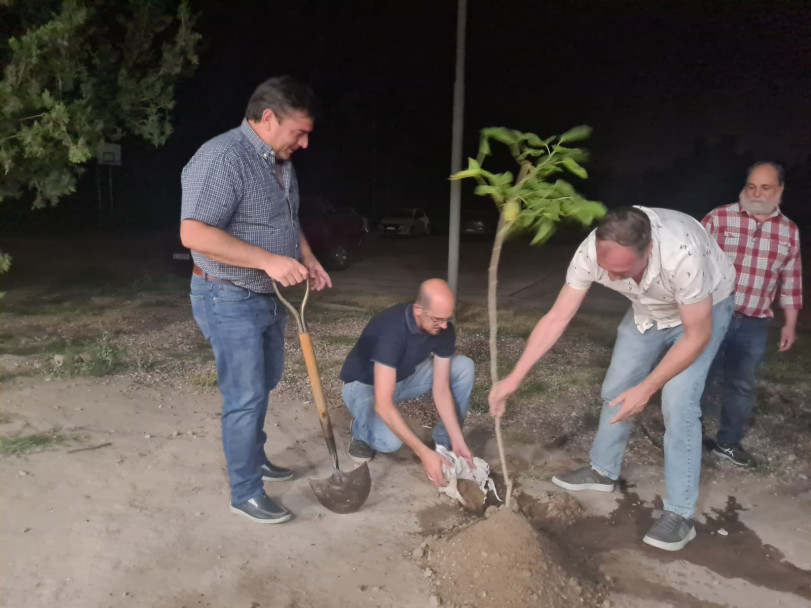 imagen Se plantaron los árboles N°21 y N°22 por parte de la Delegación de San Rafael