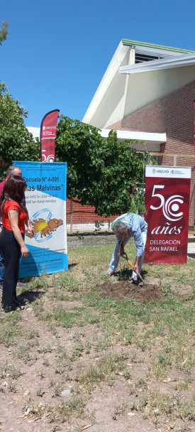 imagen Un nuevo árbol fue plantado por la Delegación de San Rafael