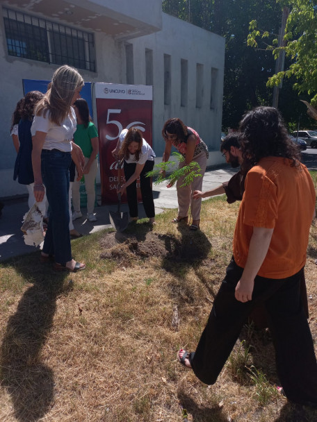 imagen El Colegio San Antonio de Padua y la Delegación San Rafael plantaron el árbol n° 23