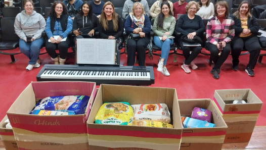 imagen El Coro de nuestra Facultad donó alimentos al Merendero Los Pitufitos