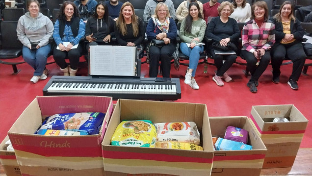 imagen El Coro de nuestra Facultad donó alimentos al Merendero Los Pitufitos