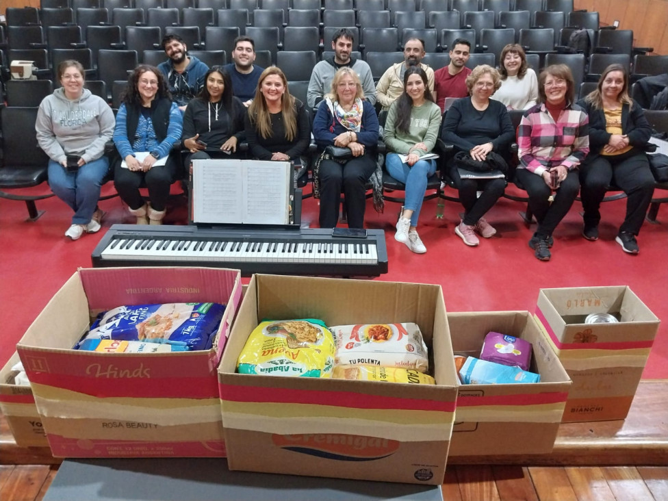 imagen El Coro de nuestra Facultad donó alimentos al Merendero Los Pitufitos