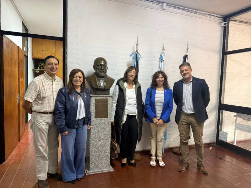 imagen Autoridades de la Facultad se reunieron con estudiantes y docentes de la Escuela de comercio Martín Zapata para fortalecer la articulación educativa