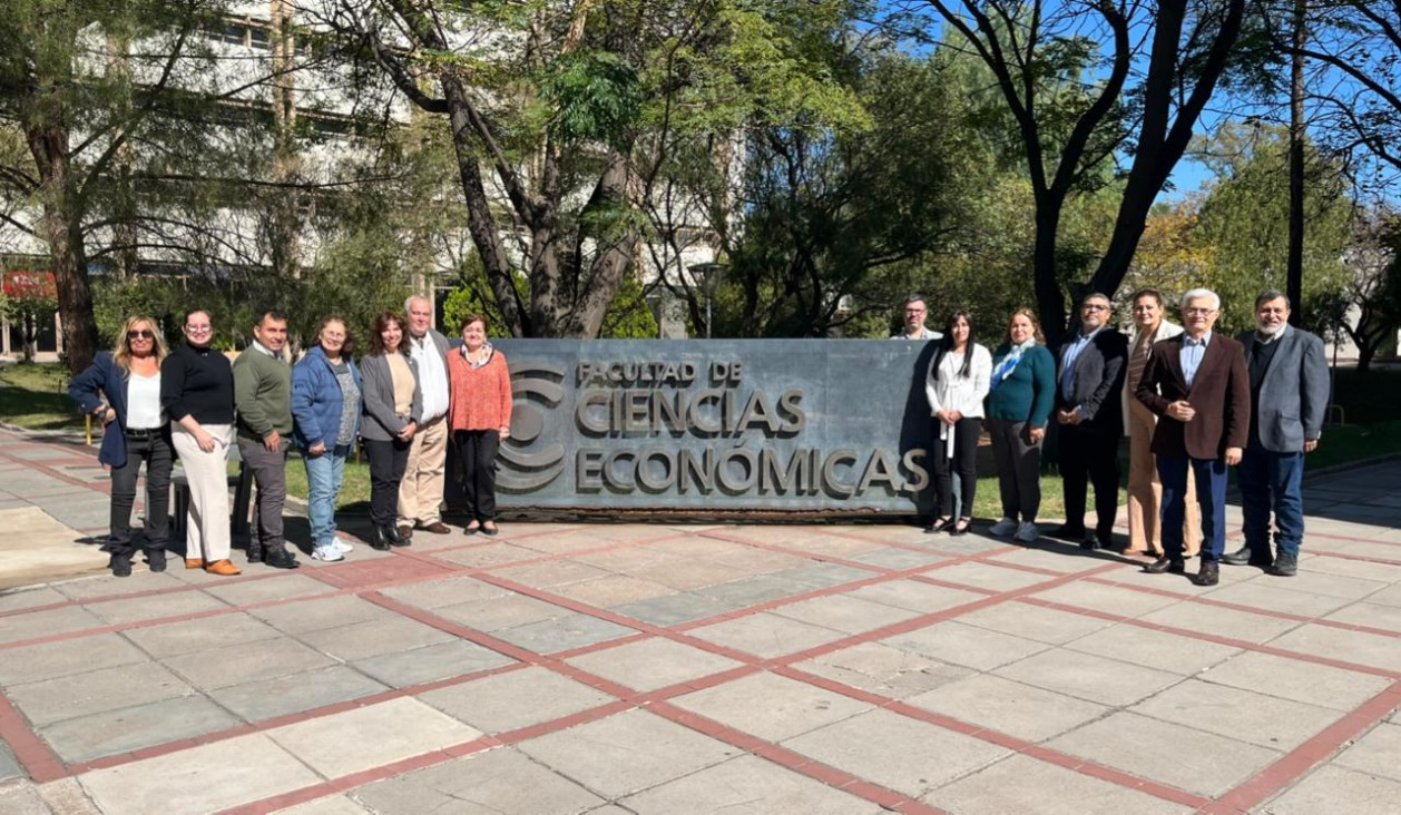 imagen El Centro de Planificación y Estrategia (CEPE) de Paraguay visitó nuestra facultad