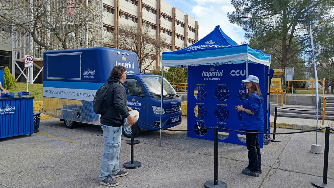 imagen Campaña por el consumo responsable: CCU e Imperial realizaron una activación en la Facultad