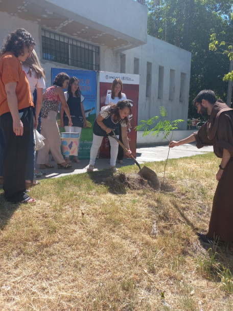 imagen El Colegio San Antonio de Padua y la Delegación San Rafael plantaron el árbol n° 23