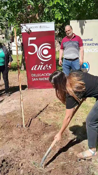 imagen La Delegación San Rafael plantó los árboles N° 24 y 25