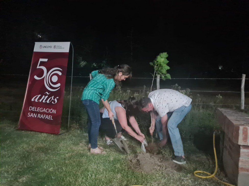 imagen Se plantaron los árboles N°21 y N°22 por parte de la Delegación de San Rafael