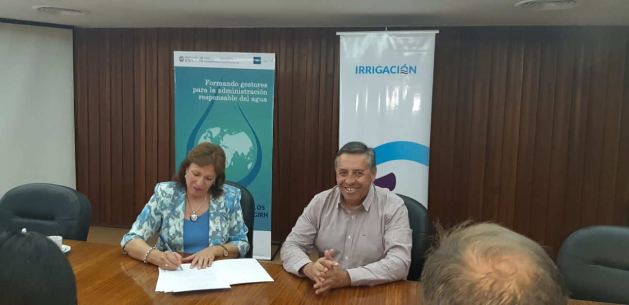 imagen La FCE firmó un acuerdo de cooperación con el Departamento General de Irrigación