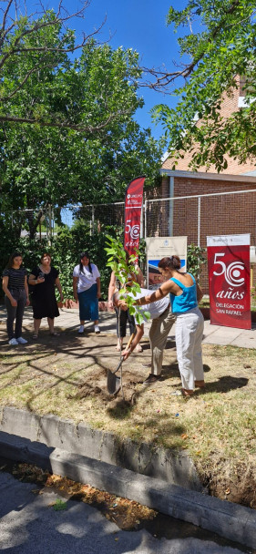 imagen La Delegación San Rafael y la Escuela Geary plantaron los árboles 27 y 28