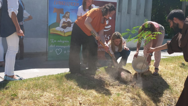 imagen El Colegio San Antonio de Padua y la Delegación San Rafael plantaron el árbol n° 23