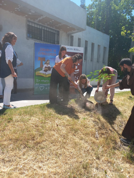 imagen El Colegio San Antonio de Padua y la Delegación San Rafael plantaron el árbol n° 23