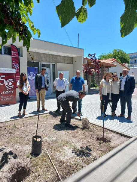 imagen La Sede San Rafael realizó una nueva plantación de árboles por el 50° aniversario