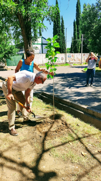 imagen La Delegación San Rafael y la Escuela Geary plantaron los árboles 27 y 28