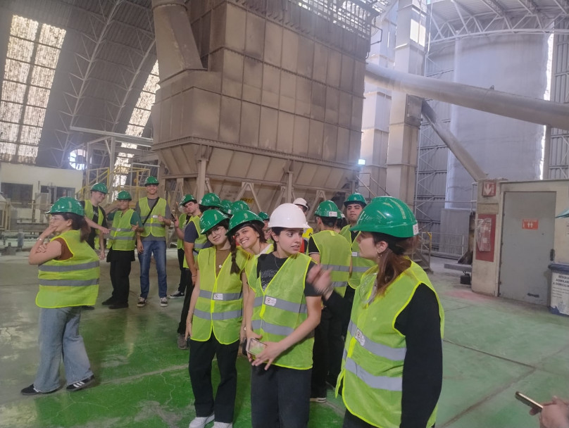 imagen Estudiantes de Logística visitaron Holcim 