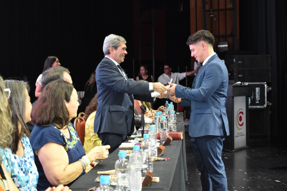 imagen La Facultad celebró a sus nuevos graduados/as en el Acto de Juramento y Colación de Grado 2024-2025