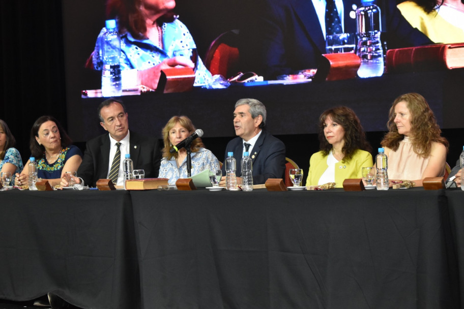 imagen La Facultad celebró a sus nuevos graduados/as en el Acto de Juramento y Colación de Grado 2024-2025
