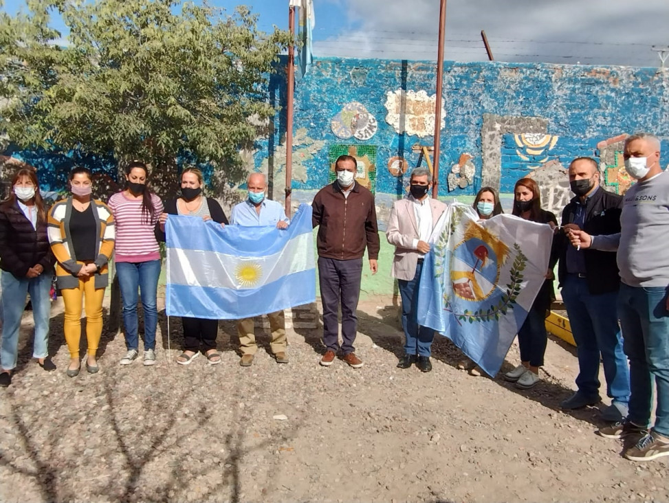 imagen Pizarras y bancos para la escuela Claret