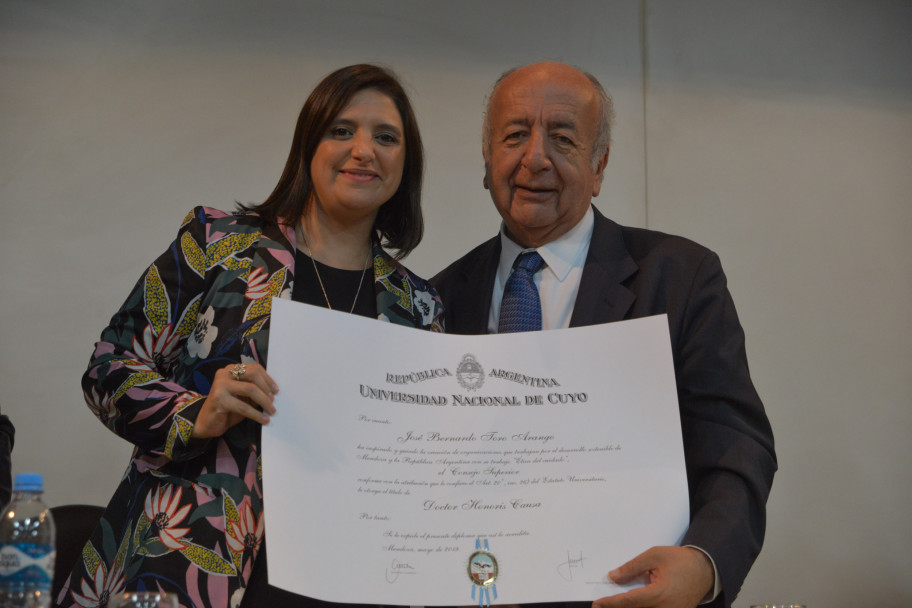 imagen Mg. José Bernardo Toro Arango nuevo Doctor Honoris Causa de la UNCUYO