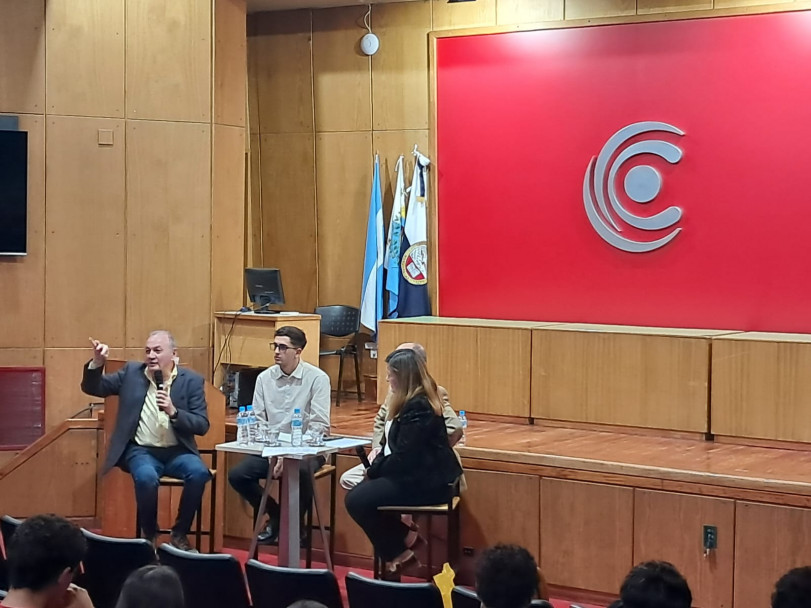 imagen Administración en Acción: visita de referentes y acciones de vinculación con el medio: encuentro con Jorge Parera, CEO de Cadena de Farmacias CHESTER